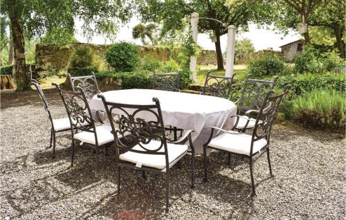 Vassy Casa | Holiday Home Château De Bremesnil P-836