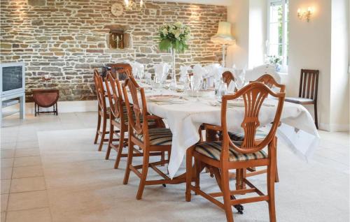 Vassy Casa | Holiday Home Château De Bremesnil P-836