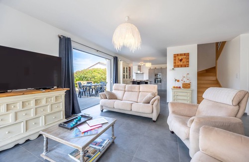 Bourgenay Casa | Holiday Home 'La Maison Du Payré - Near Beaches' with Private Terrace, Private Garden and Wi-Fi