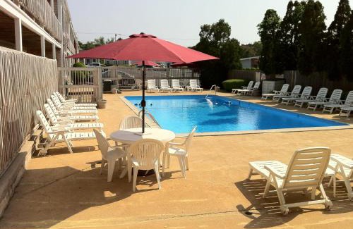 Dennis Port Hotel | Holiday Hill Inn & Suites