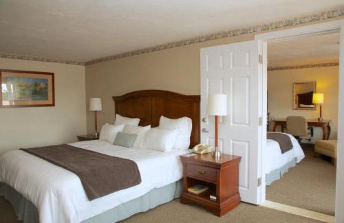 Dennis Port Hotel | Holiday Hill Inn & Suites