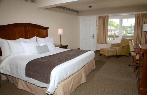 Dennis Port Hotel | Holiday Hill Inn & Suites