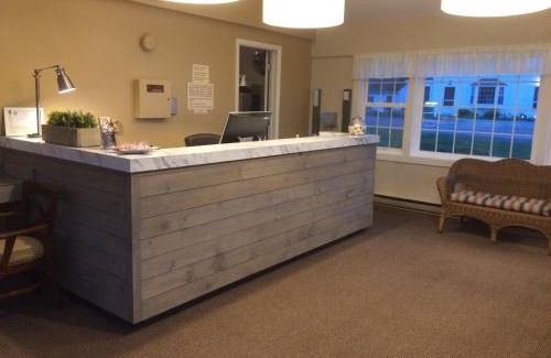 Dennis Port Hotel | Holiday Hill Inn & Suites