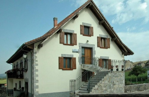 Villanueva de Aezcoa Casa | Casa de vacaciones 'Casa Aguerre' con vistas a la montaña, terraza privada y Wi-Fi