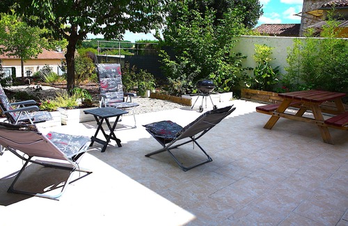 Beaumont-du-Perigord Casa | Holiday Home with private garden and terrace in Beaumont-du-Perigord