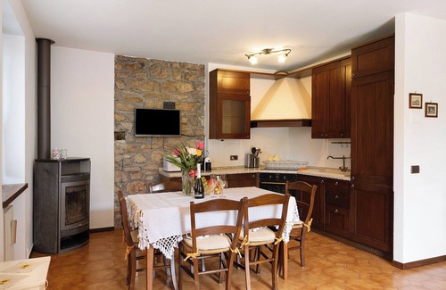 San Zeno di Montagna Casa | Casa de vacaciones 'Villetta Singola' con vistas al lago, terraza privada y Wi-Fi