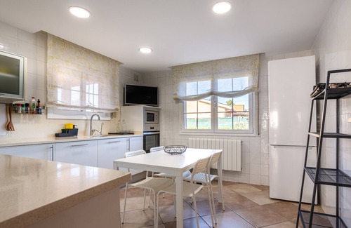 Caldes de Malavella Casa | Holiday Home 'El Roble' with Mountain View, Private Pool and Wi-Fi