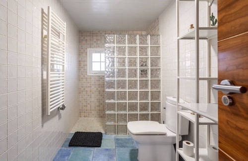 Caldes de Malavella Casa | Holiday Home 'El Roble' with Mountain View, Private Pool and Wi-Fi