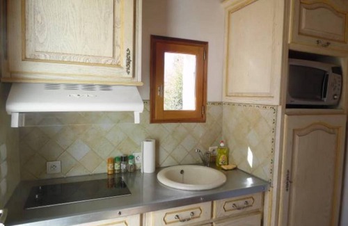 Carnoux-en-Provence Casa | Casa de vacaciones 'Maisonnette Avec Piscine' con piscina compartida, terraza privada y Wi-Fi