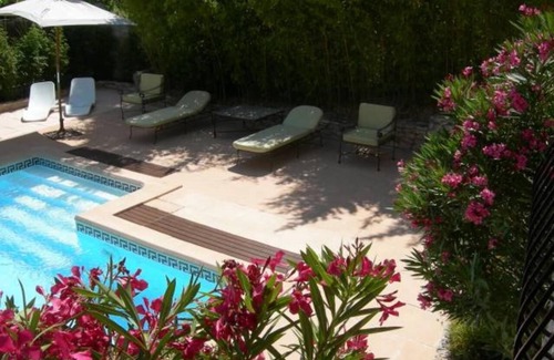 Carnoux-en-Provence Casa | Casa de vacaciones 'Maisonnette Avec Piscine' con piscina compartida, terraza privada y Wi-Fi