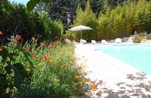 Carnoux-en-Provence Casa | Casa de vacaciones 'Maisonnette Avec Piscine' con piscina compartida, terraza privada y Wi-Fi
