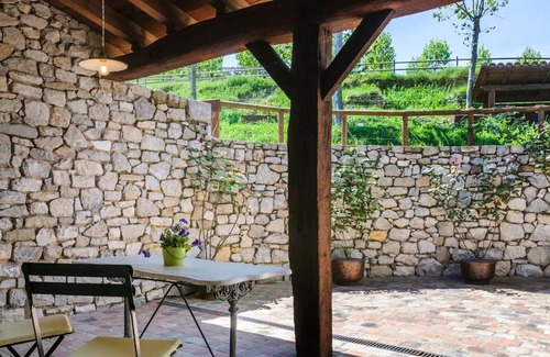 Montagut Casa | Casa de vacaciones Agroturismo Garrotxa pareja-familia con vistas a la montaña, jardín y Wi-Fi