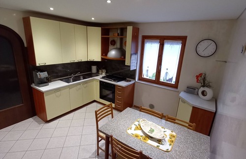 Alesso Casa | Casa de vacaciones 'Alle Porte Del Palar' con vistas a la montaña y balcón