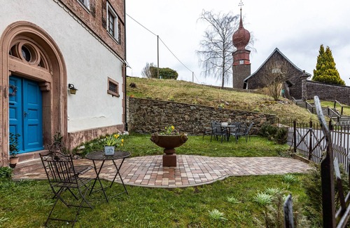 Urach Casa | Casa de vacaciones "Altes Pfarrhaus" con jardín privado y Wi-Fi