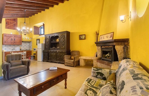 Alenquer Casa | Casa de vacaciones 'Amarela' con vistas a la montaña, piscina compartida y Wi-Fi