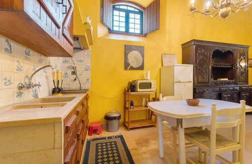 Alenquer Casa | Casa de vacaciones 'Amarela' con vistas a la montaña, piscina compartida y Wi-Fi