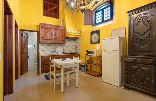 Alenquer Casa | Casa de vacaciones 'Amarela' con vistas a la montaña, piscina compartida y Wi-Fi