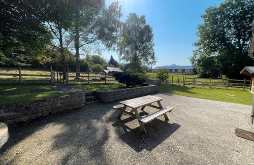 Castet Casa | Holiday Home 'Ancienne Bergerie' with Mountain View, Shared Terrace and Private Garden