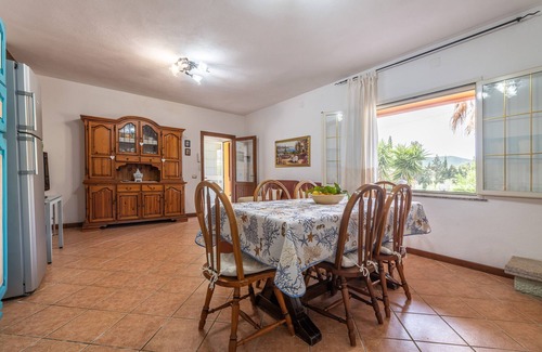Domus de Maria Casa | Casa de vacaciones "Appartamento Immerso Nel Verde" con vistas a la montaña, jardín privado y Wi-Fi