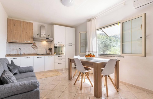 Domus de Maria Casa | Casa de vacaciones 'Appartamento in Villa Gelsomino' con vistas a la montaña, jardín, A/C y Wi-Fi