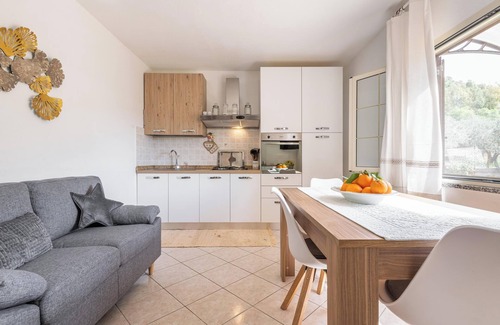 Domus de Maria Casa | Casa de vacaciones 'Appartamento in Villa Gelsomino' con vistas a la montaña, jardín, A/C y Wi-Fi