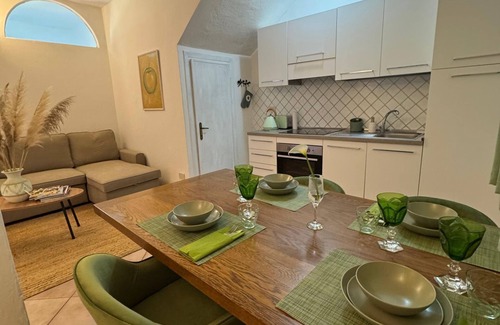 Arzachena Apartamento | Holiday Home 'Apple Green' with Mountain View, Wi-Fi and Air Conditioning