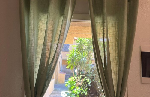 Arzachena Apartamento | Holiday Home 'Apple Green' with Mountain View, Wi-Fi and Air Conditioning