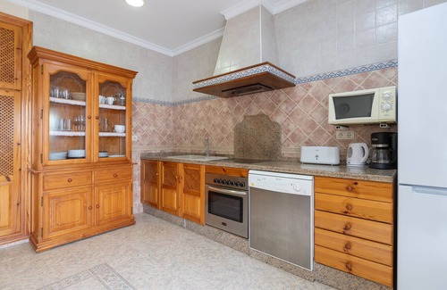 Ardales Casa | Casa de vacaciones 'Ardales' con vistas a la montaña, Wi-Fi y aire acondicionado