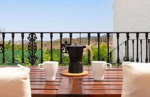 Ardales Casa | Casa de vacaciones 'Ardales' con vistas a la montaña, Wi-Fi y aire acondicionado