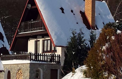 Marianska Casa | Casa vacacional en el bosque con chimenea y billar