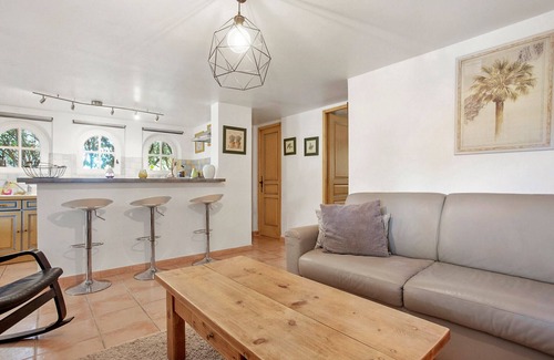 Le Val Casa | Holiday Home 'Au Écuries Du Mas Di Gau' with Shared Pool, Wi-Fi and Air Conditioning