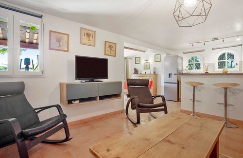 Le Val Casa | Holiday Home 'Au Écuries Du Mas Di Gau' with Shared Pool, Wi-Fi and Air Conditioning