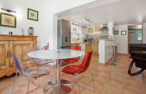 Le Val Casa | Holiday Home 'Au Écuries Du Mas Di Gau' with Shared Pool, Wi-Fi and Air Conditioning