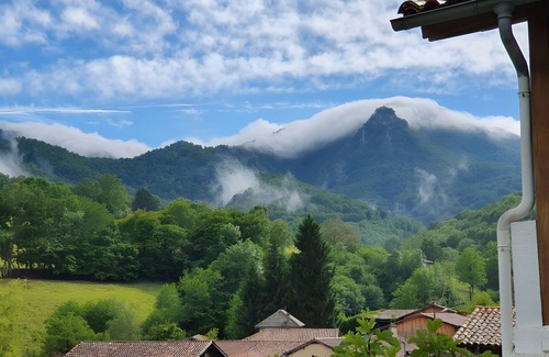 Chein-Dessus Casa | Holiday Home 'Au Fil De L'eau' with Mountain View, Private Terrace and Wi-Fi