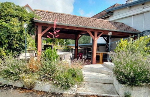 Bourges Casa | Casa de vacaciones 'Au Nid Douillet' con terraza compartida, jardín compartido y Wi-Fi