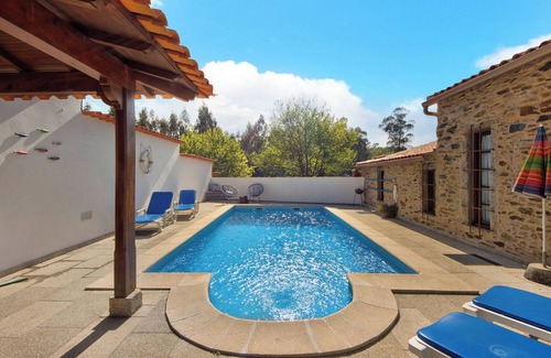 Rates Casa | Casa de vacaciones 'Azenha Da Lagoa Negra' con vistas al lago, piscina privada y Wi-Fi
