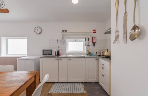 Malveira da Serra Casa | Holiday Home 'Between Mountain and Sea' with Mountain View, Private Terrace and Wi-Fi