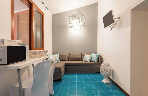 Villasimius Casa | Casa de vacaciones 'Bougainville' con vistas al mar, terraza privada y Wi-Fi