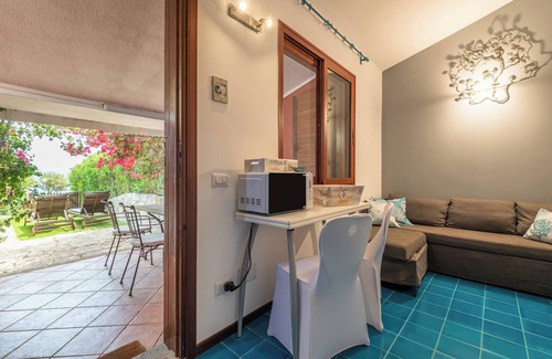 Villasimius Casa | Casa de vacaciones 'Bougainville' con vistas al mar, terraza privada y Wi-Fi
