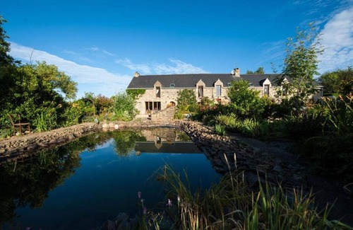 Neant-sur-Yvel Casa | Casa de vacaciones 'Bretagne Brocéliande' con piscina compartida, terraza privada y Wi-Fi