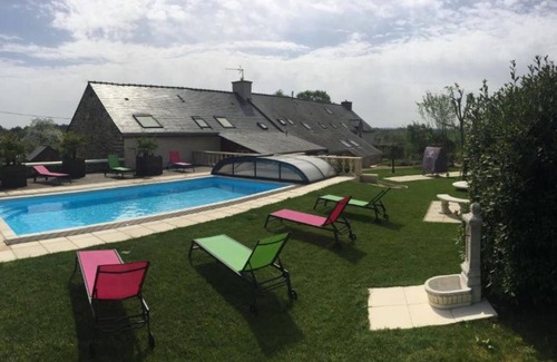 Neant-sur-Yvel Casa | Casa de vacaciones 'Bretagne Brocéliande' con piscina compartida, terraza privada y Wi-Fi