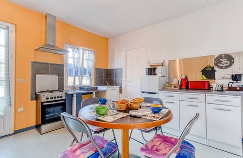 Noyant-Villages Casa | Casa de vacaciones 'Gîte Bricabroc' con piscina compartida, terraza privada y Wi-Fi