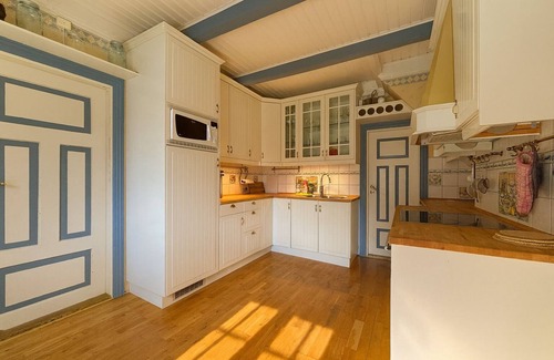 Botnhamn Casa | Holiday home by the sea with sea views, full kitchen and good wi-fi
