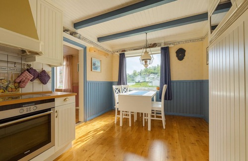 Botnhamn Casa | Holiday home by the sea with sea views, full kitchen and good wi-fi