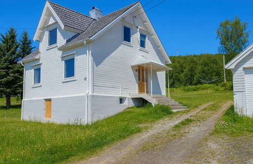 Botnhamn Casa | Holiday home by the sea with sea views, full kitchen and good wi-fi