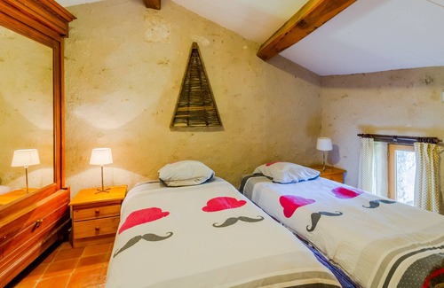 Monflanquin Casa | Holiday Home 'Côté Four' with Shared Pool, Garden, Terrace & Wi-Fi