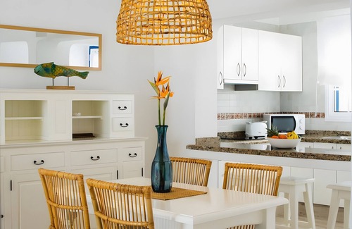 Arrieta Casa | Casa Vacacional 'Caleta Campos Bungalows' con Vista al Mar, Piscina Compartida y Wi-Fi