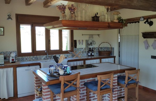 Santiuste de Pedraza Casa | Casa de vacaciones 'Canteo' con vistas a la montaña, piscina privada y Wi-Fi