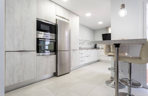 Fuengirola City Centre Casa | Casa de vacaciones 'Capitán' con terraza privada, balcón y Wi-Fi