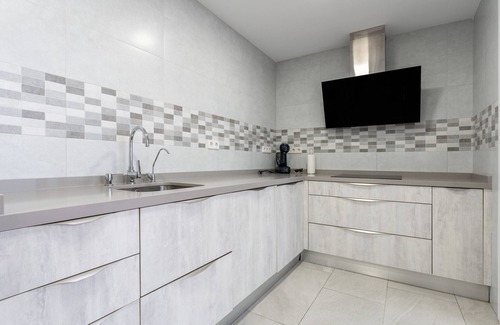 Fuengirola City Centre Casa | Casa de vacaciones 'Capitán' con terraza privada, balcón y Wi-Fi